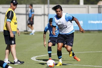 Jogadores do Grêmio Marcelo Moreno e Paulinho realizam treino durante a manha desta sexta-feira, na preparacao para a temporada, acompanhados de Felipão