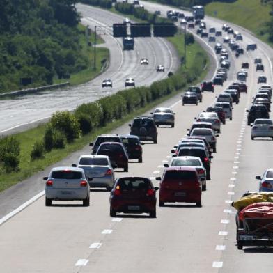  

RS, BRASIL, 04/01/2015:Movimento na estrada em Glorinha, retorno do feriadão de Ano novo.Horário da foto 16:00 (FOTO: DIEGO VARA/AGENCIA RBS)
Indexador: Diego Vara