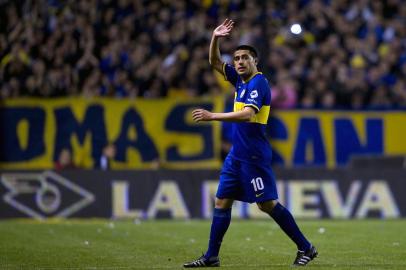 Boca Juniors midfielder Juan Roman Riquelme waves while leaving the field during their Argentine First Division football match against Quilmes, at the Bombonera stadium in Buenos Aires, Argentina, on September 29, 2013.  AFP PHOTO / Alejandro PAGNI