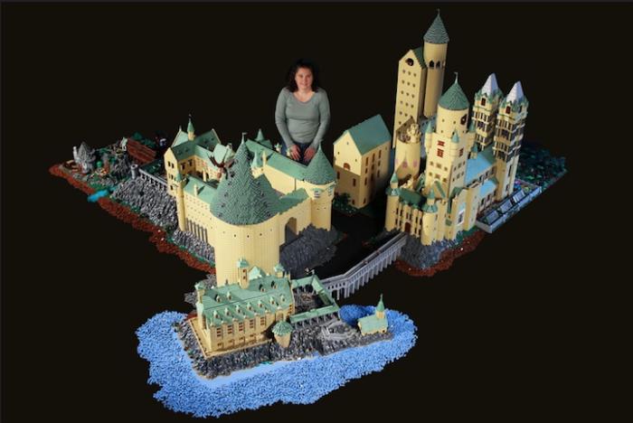 Mulher constrói castelo de Harry Potter usando mais de 400 mil peças de LEGO