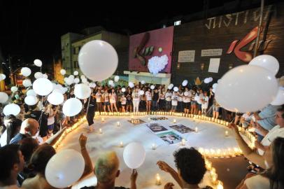  SANTA MARIA , RS , BRASIL , 26 e 27 /01/2015Emoção marca homenagem aos mortos da Kiss em Santa Maria.Familiares e amigos das vítimas do incêndio na boate promovem ato para marcar os dois anos da tragédiaFOTO JEAN PIMENTEL / AGÊNCIA RBS, GERAL