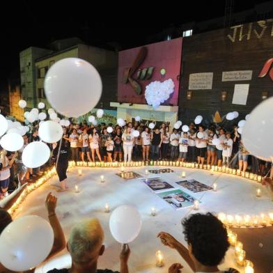  SANTA MARIA , RS , BRASIL , 26 e 27 /01/2015Emoção marca homenagem aos mortos da Kiss em Santa Maria.Familiares e amigos das vítimas do incêndio na boate promovem ato para marcar os dois anos da tragédiaFOTO JEAN PIMENTEL / AGÊNCIA RBS, GERAL