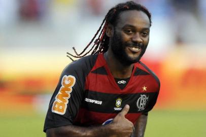 Vagner Love vibra após gol.