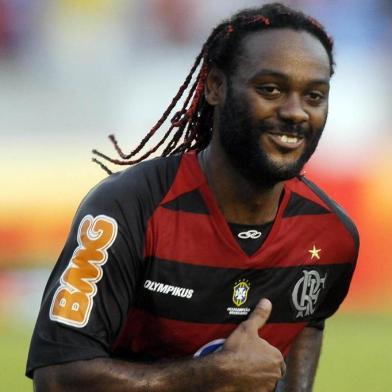 Vagner Love vibra após gol.