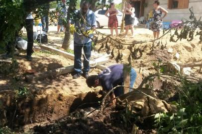 Encontrada ossada que pode ser de Cristiane Oliveira, desaparecida desde 2011, em um terreno no Bairro Lageado, Zona Sul de Porto Alegre.