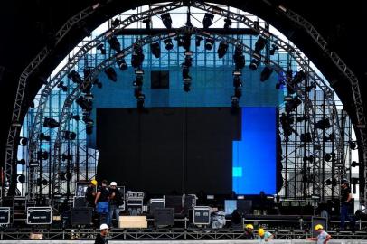 XANGRI-LÁ, RS, BRASIL, 29-01-2015: Fotos da montagem do Planeta Atlântida 2015, o maior festival de música do sul do Brasil, marcado para 30 e 31 de janeiro na Saba, na praia de Atlântida. (Foto: Bruno Alencastro/Agência RBS)Indexador: Bruno Alencastro