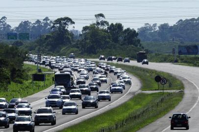  RS, BRASIL, 04/01/2015:Movimento na estrada, KM-05 em Osório, retorno do feriadão de Ano novo na freeway.(FOTO: RONALDO BERNARDI/AGENCIA RBS)