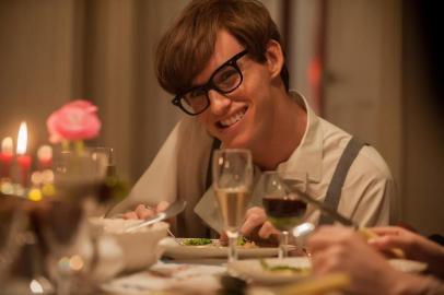 A Teoria de Tudo, de James Marsh, biografia do cientista inglês Stephen Hawking, interpretado por Eddie Redmayne