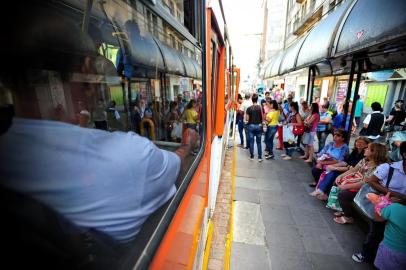  Paradas de ônibus do Centro ficam cheias de usuários esperando ônibus, em um dia útil que foi considerado feriado pela prefeitura e empresas de transporte.