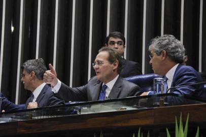 Solenidade de posse dos senadores durante primeira reuniÃ£o preparatÃ³ria para 55Âª Legislatura. Mesa (E/D): senador Romero JucÃ¡ (PMDB-RR); senador Renan Calheiros (PMDB-AL); senador Jorge Viana (PT-AC) Foto: Geraldo Magela\AgÃªncia Senado