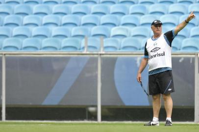  PORTO ALEGRE, RS, BRASIL - 28-01-2015 - A três dias da estreia do Grêmio no Gauchão, o técnico Luiz Felipe Scolari dá mostras de que abandonou o esquema com dois centroavantes. No treino coletivo realizado na tarde desta quarta-feira, na Arena, Felipão montou o time titular no 4-2-3-1, com novidades. Luiz Felipe Scolari (FOTO: LAURO ALVES/AGÊNCIA RBS)