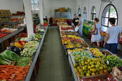  SANTA MARIA, RS, BRASIL, 03/02/2015.Preços de hortifrutigranjeitos, como hortaliças, legumes, verduras e frutas, devem ser os primeiros a aumentar de preços após o reajuste dos combustíveis e da energia, por conta do transporte e da armazenagem refrigerada. Fruteiras pequenas, como a Maria, podem ter aumentos menores, por terem mais fornecedores na região.FOTO: GABRIEL HAESBAERT/ESPECIAL