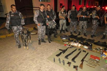 A Brigada Militar prendeu cinco homens e duas mulheres por suspeita de envolvimento no roubo contra a agência do Banco do Brasil, em Campestre da Serra. Além disso, apreendeu armas e farta munição. O roubo aconteceu na tarde de segunda-feira, dia 2 de fevereiro, e a prisão aconteceu na madrugada desta quarta-feira.