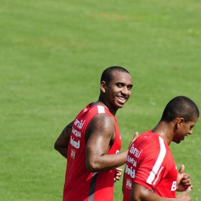  PORTO ALEGRE, RS, BRASIL - 03-02-2015 - Inter treina com portões fechados e não revela time para quarta-feira. Ainda sem confirmar apresentação de Anderson, clube trabalha para contar com Vitinho diante do São José (FOTO: RONALDO BERNARDI/AGÊNCIA RBS)