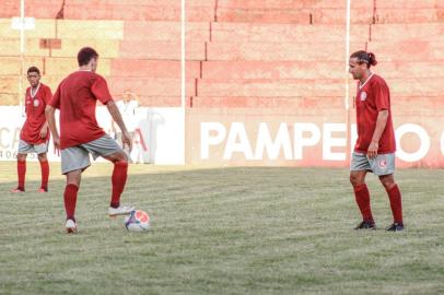 Inter-SM realizou jogo-treino contra combinado de São Martinho da Serra no Estádio Presidente Vargas.