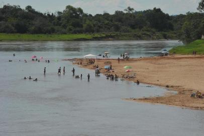  SANTA MARIA,RS,BRASIL, 12/01/2015_ Balneário do Passo das Tunas no rio vacacaí em Restinga Seca.FOTOS:FERNANDO RAMOS/AGENCIA RBS