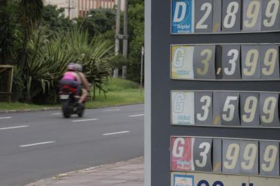  PORTO ALEGRE, RS, BRASIL, 01-02-2015: Postos de combustível registram o aumento da gasolina comum em preços de até R$ 3,399 por litro. (Foto: Lauro Alves/Agência RBS, NOTÍCIAS)