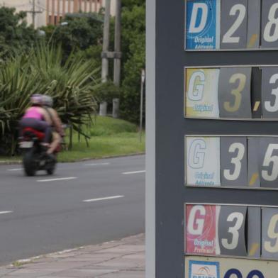  PORTO ALEGRE, RS, BRASIL, 01-02-2015: Postos de combustível registram o aumento da gasolina comum em preços de até R$ 3,399 por litro. (Foto: Lauro Alves/Agência RBS, NOTÍCIAS)