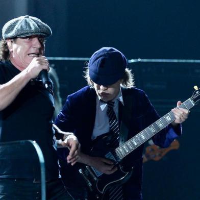 57th GRAMMY Awards - ShowLOS ANGELES, CA - FEBRUARY 08: Singer Brian Johnson (L) and guitarist Angus Young of AC/DC perform onstage during The 57th Annual GRAMMY Awards at the at the STAPLES Center on February 8, 2015 in Los Angeles, California.   Kevork Djansezian/Getty Images/AFPEditoria: ACELocal: Los AngelesIndexador: KEVORK DJANSEZIANSecao: PeopleFonte: GETTY IMAGES NORTH AMERICAFotógrafo: STF