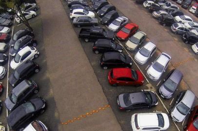  PORTO ALEGRE, RS, BRASIL, 10/02/2015: Especial sobre roubo de carros. Estacionamento do aeroporto e do grupo RBS. (Omar Freitas/Agência RBS)