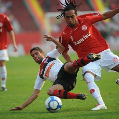  Campeonato Brasileiro 2010,Inter x Atlético-Go no estádio beira-rio.Jogador Everton (D)