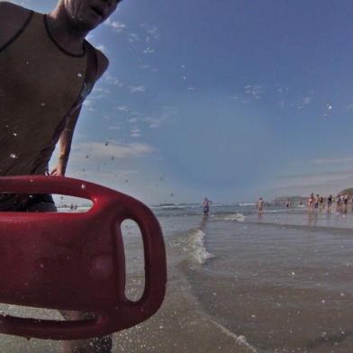  TORRES , RS , BRASIL , 12-02-2015: 51 salva-vidas de 12 praias do Litoral Norte percorreram a distância de 1,8 km entre a Ilha dos Lobos e a Praia Grande na manhã desta quinta-feira.Ele foi o primeiro a chegar as areias da Praia Grande (FOTO ; DIEGO VARA / AGENCIA RBS )