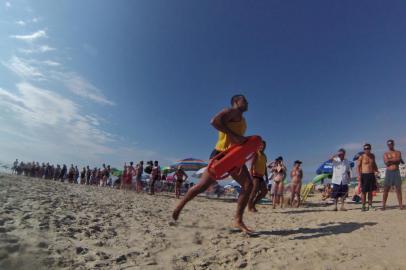  TORRES , RS , BRASIL , 12-02-2015: 51 salva-vidas de 12 praias do Litoral Norte percorreram a distância de 1,8 km entre a Ilha dos Lobos e a Praia Grande na manhã desta quinta-feira.Veranistas acompanharam a chegada dos competidores em Torres (FOTO ; DIEGO VARA / AGENCIA RBS )