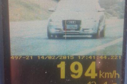 A Polícia Rodoviária Federal flagrou nesta tarde um Audi a 194 quilômetros por hora na Free Way