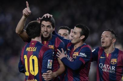 Barcelona's Uruguayan forward Luis Suarez (C) is congratulated by his teammate Barcelona's Argentinian forward Lionel Messi (L) and Barcelona's forward Pedro Rodriguez  after scoring during the Spanish league football match FC Barcelona vs Levante UD at the Camp Nou stadium in Barcelona on February 15, 2015.   AFP PHOTO/ JOSEP LAGO