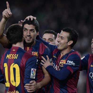 Barcelona's Uruguayan forward Luis Suarez (C) is congratulated by his teammate Barcelona's Argentinian forward Lionel Messi (L) and Barcelona's forward Pedro Rodriguez  after scoring during the Spanish league football match FC Barcelona vs Levante UD at the Camp Nou stadium in Barcelona on February 15, 2015.   AFP PHOTO/ JOSEP LAGO