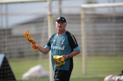 PORTO ALEGRE, RS, BRASIL, 16-02-2015 :Treino do Grêmio no CT Luiz Carvalho.(Foto: RICARDO DUARTE/Agência RBS)Técnico Felipão