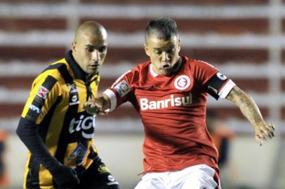  Bolivia's Strongest's Walter Beizaga (R) vies for the ball with Nilmar of Brazilian Internacional during a Libertadores Cup football match held at the Hernando Siles stadium in La Paz, Bolivia, on February 17, 2015. AFP PHOTO/Aizar RaldesEditoria: SPOLocal: La PazIndexador: AIZAR RALDESSecao: SoccerFonte: AFPFotógrafo: STR