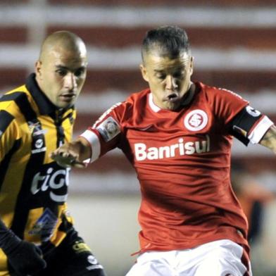  Bolivia's Strongest's Walter Beizaga (R) vies for the ball with Nilmar of Brazilian Internacional during a Libertadores Cup football match held at the Hernando Siles stadium in La Paz, Bolivia, on February 17, 2015. AFP PHOTO/Aizar RaldesEditoria: SPOLocal: La PazIndexador: AIZAR RALDESSecao: SoccerFonte: AFPFotógrafo: STR