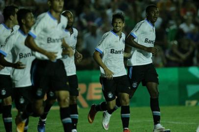  PASSO FUNDO,RS, BRASIL, 18-2015 - Campeonato Gaúcho 2015 - 6º Rodada, Passo Fundo x Grêmio no estádio Vermelhão da Serra, em Passo Fundo.(Foto: BRUNO ALENCASTRO/Agência RBS)Jogador Erazo (D) abre o placar da partida, Grêmio 1x0 Passo Fundo