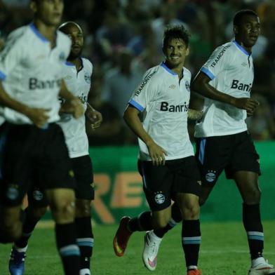  PASSO FUNDO,RS, BRASIL, 18-2015 - Campeonato Gaúcho 2015 - 6º Rodada, Passo Fundo x Grêmio no estádio Vermelhão da Serra, em Passo Fundo.(Foto: BRUNO ALENCASTRO/Agência RBS)Jogador Erazo (D) abre o placar da partida, Grêmio 1x0 Passo Fundo