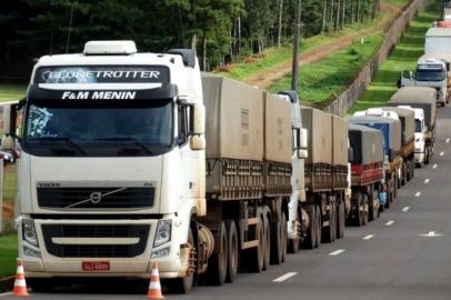 Caminhoneiros fazem protesto no trevo de São Miguel do Oeste, na BR-282 e SC-163, desde o início da tarde desta quarta-feira. Segundo a Polícia Rodoviária Federal (PRF), os veículos estão estacionados nas faixas da direta das rodovias e passaram a madrugada no local.