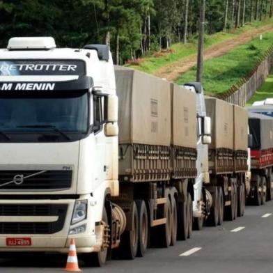 Caminhoneiros fazem protesto no trevo de São Miguel do Oeste, na BR-282 e SC-163, desde o início da tarde desta quarta-feira. Segundo a Polícia Rodoviária Federal (PRF), os veículos estão estacionados nas faixas da direta das rodovias e passaram a madrugada no local.