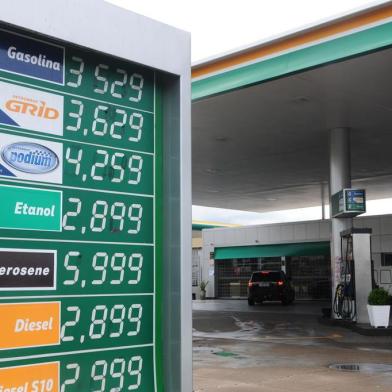  CAXIAS DO SUL, RS, BRASIL  (19/02/2015) Preço da Gasolina 2015. Na foto, Posto Sim, gasolina da Petrobrás, defronte o Iguatemi. (Roni Rigon/Pionieo)