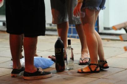  ATLÂNTIDA, RS, BRASIL, 17-02-2015 :Consumo de bebidas alcoólicas entre jovens e adolescentes no centro de Atlântida.(Foto: DIEGO VARA/Agência RBS)***PAUTA EXCLUSIVA ZH - NÃO USAR***