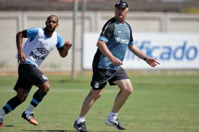  PORTO ALEGRE, RS, BRASIL, 17-02-2015 : Treino do time do Grêmio no CT Luiz Carvalho. Na foto: jogador Fellipe Bastos e o treinador Luiz Felipe Scolari.  (Foto: BRUNO ALENCASTRO/Agência RBS, Editoria Esportes)