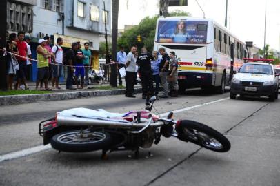  PORTO ALEGRE,RS,BRASIL,20-02-2015 - Colisão envolvendo carro, moto e ônibus na Av.Farrapos, 3266, sentido B/C.(FOTO :CACO KONZEN/ESPECIAL)