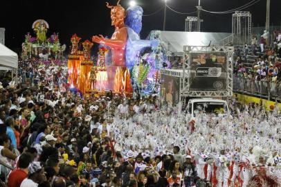 Porto Alegre, 21/02/2015 Desfile das CampeÃ£s do Carnaval 2015.  Imperadores do Samba CampeÃ£ do Carnaval. Local: Complexo Cultural Porto Seco Foto: Cristine Rochol/PMPA