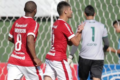  RIO GRANDE,RS, BRASIL, 22-02-2015 - Campeonato Gaúcho 2015 - 7ª rodada,  São Paulo-RG x Inter  no Estádio Aldo Dapuzzo, em Rio Grande.(Foto: LAURO ALVES/Agência RBS)Goleiro Vilar faz pênalti em Jorge Henrique, jogador Alex faz seu segundo gol de pênalti.