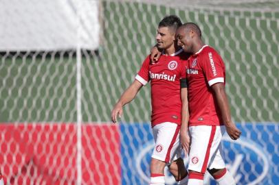  RIO GRANDE,RS, BRASIL, 22-02-2015 - Campeonato Gaúcho 2015 - 7ª rodada,  São Paulo-RG x Inter  no Estádio Aldo Dapuzzo, em Rio Grande.(Foto: LAURO ALVES/Agência RBS)Goleiro Vilar faz pênalti em Jorge Henrique, jogador Alex faz seu segundo gol de pênalti.