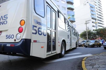  CAXIAS DO SUL, RS, BRASIL, 06/05/2014. Atropelamento na esquina da Rua Feijó Junior com a 20 de Setembro. Ônibus da Visate atropelou adolescente. (Porthus Junior/Pioneiro)