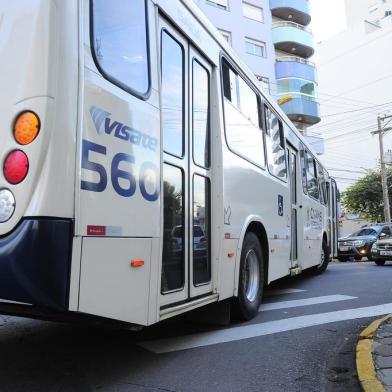  CAXIAS DO SUL, RS, BRASIL, 06/05/2014. Atropelamento na esquina da Rua Feijó Junior com a 20 de Setembro. Ônibus da Visate atropelou adolescente. (Porthus Junior/Pioneiro)