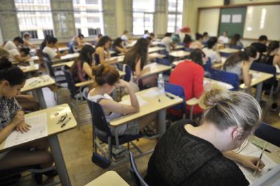  PORTO ALEGRE, RS, BRASIL, 07-01-2015 : Último dia de provas do vestibular da UFRGS. Candidatos (Foto: CACO KONZEN/Especial/Agência RBS, Editoria Notícias)