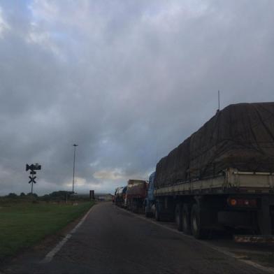 protesto - caminhoneiros - pelotas - rdgol - 24/02/2015