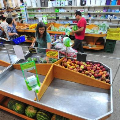  Protesto reúne cerca de 500 caminhoneiros e gera desabastecimento em postos de combustíveis e em supermercado em Júlio de Castilhos