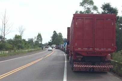 protesto - caminhoneiros - rs 124 - rdgol - 26/02/2015